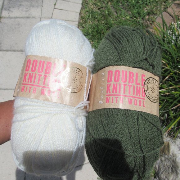 New VTG Hayfield Double Knitting with Wool Yarn, Lot of 2 skeins Green and Ivory - Picture 2 of 7